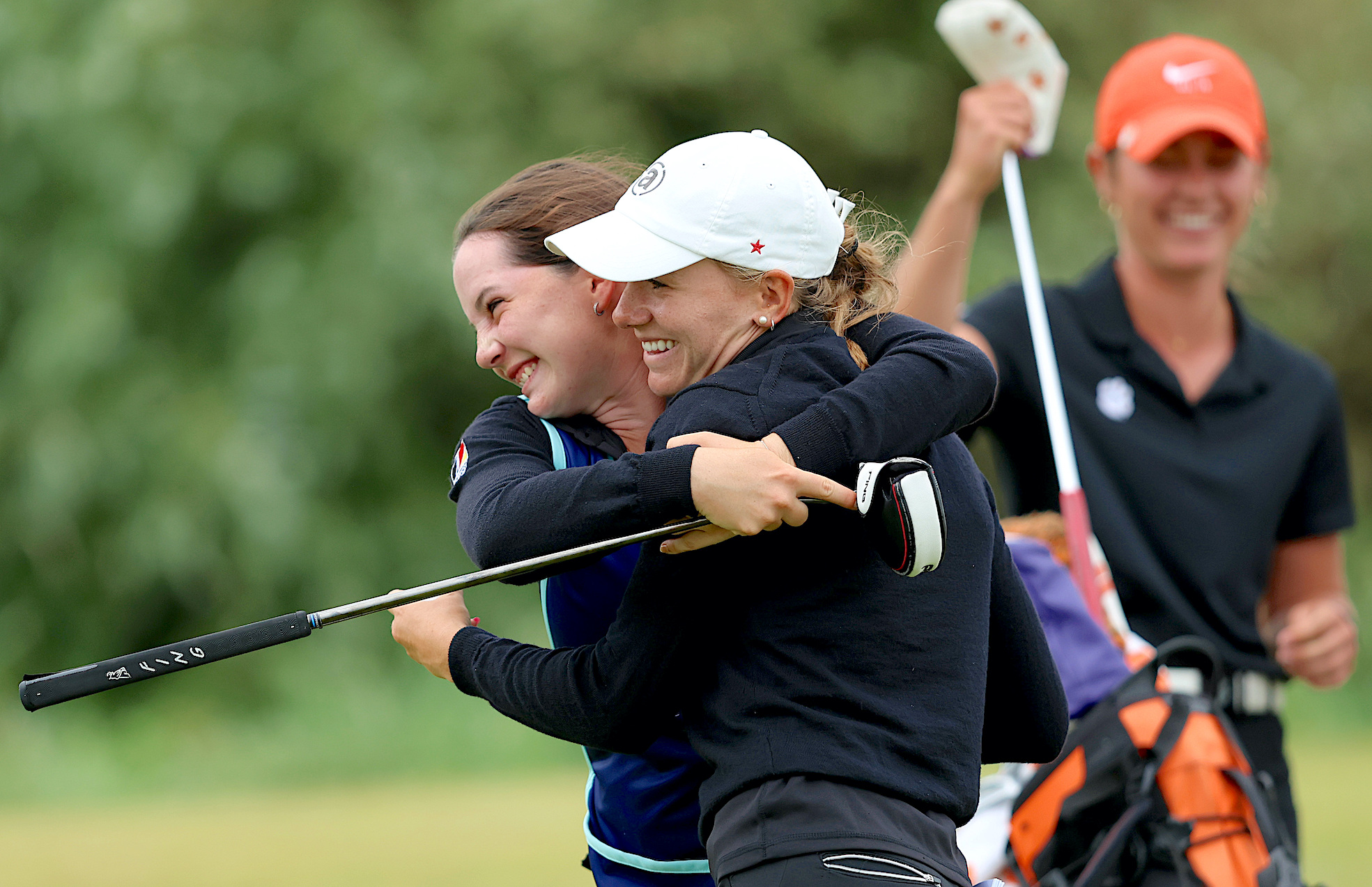 2023 Women's Amateur champion Chiara Horder celebrates with caddy Charlotte Back